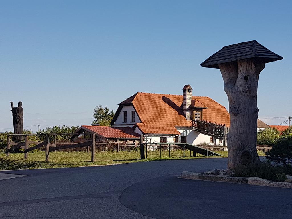 Osada Havranu Hotel Hnanice  Buitenkant foto
