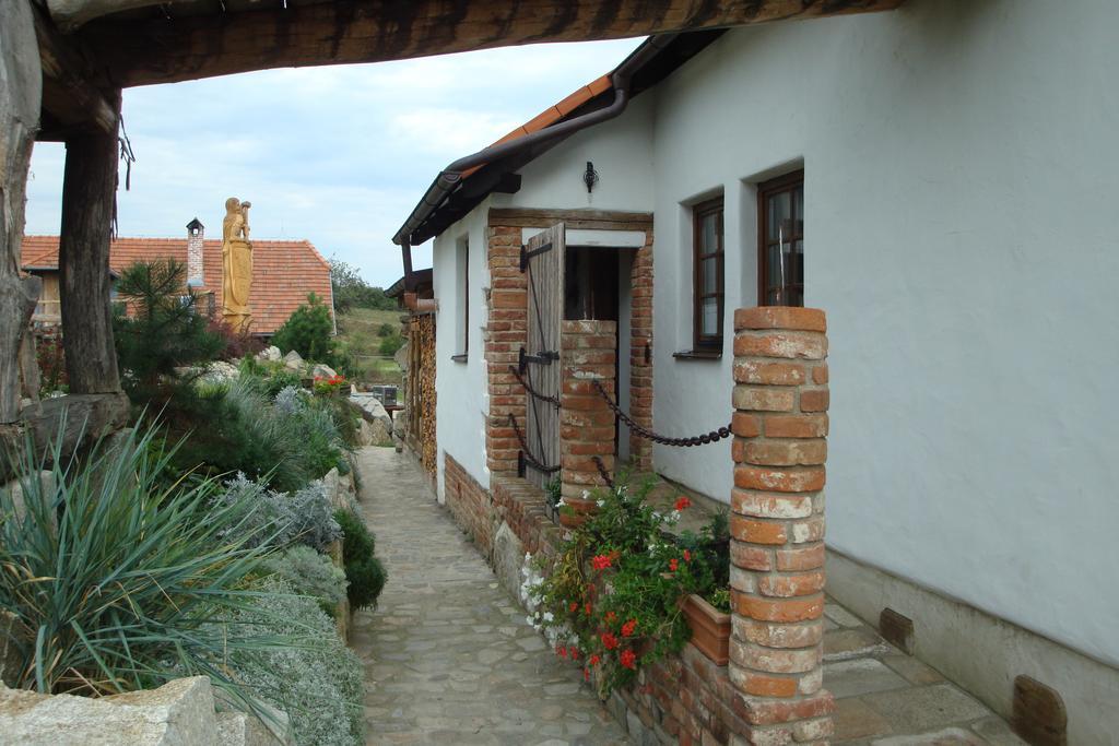 Osada Havranu Hotel Hnanice  Buitenkant foto