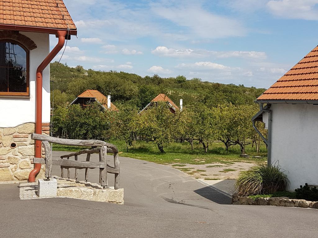 Osada Havranu Hotel Hnanice  Buitenkant foto
