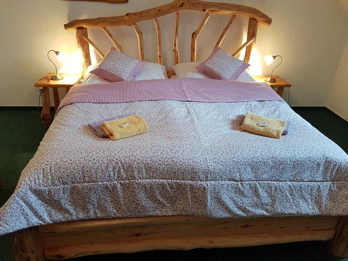 Osada Havranu Hotel Hnanice  Buitenkant foto